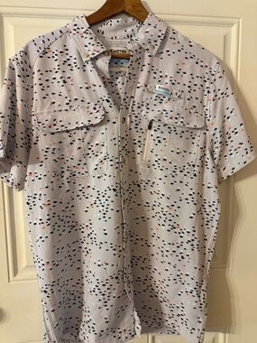 X-Caster Men's Short Sleeve Button-Up Shirt,White with Navy & Orange fish